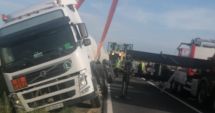 Stire din Eveniment : Autocisterna încărcată cu motorină, implicată într-un accident la Oituz, a fost repusă pe carosabil