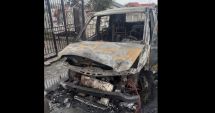 Stire din Eveniment : VIDEO. AMENINȚĂRI CU MOARTEA și MAȘINA INCENDIATĂ, la Medgidia: „Dormeam când a explodat dubița. Suntem în pericol!”