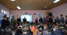 Stire din Eveniment : Generații în oglindă. Marinarii s-au întors acasă, pentru a le vorbi copiilor despre viața în uniformă