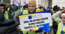 Stire din Eveniment : GALERIE FOTO. PROTEST al polițiștilor și angajaților din penitenciare. "Nu mai credem în Moș Crăciun!"