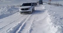 Stire din Social : Echipele Regiei de Drumuri şi Poduri Constanța, la datorie. Se acţionează pentru scoaterea din nămeți a patru autovehicule