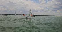 Stire din Sport : UPDATE Trofeul Tomis la Yachting a început la Mamaia. Aproximativ 50 de sportivi din trei țări concurează pe lacul Siutghiol