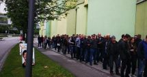 Stire din Eveniment : Alegeri europarlamentare 2019, votul în diaspora. Cozi de mii de oameni la secțiile de votare