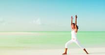 Exerciții de yoga, dimineața, pe malul mării