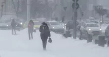 Stire din Actualitate : ANM a emis coduri portocaliu și galben de ninsori. Zăpada ajunge la 30 cm