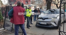 Stire din Eveniment : O mașină a intrat într-un grup de persoane, CHIAR ÎN FAȚA ȘCOLII! Planul roșu de intervenție, activat