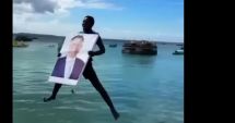 Stire din Actualitate : Ceremonie bizară în cinstea lui Iohannis, în Zanzibar. Bărbați africani sar în apă cu tabourile șefului statului român