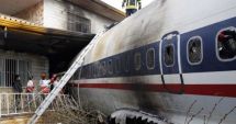 Stire din Actualitate : Imagini șocante cu avionul Boeing 707, prăbușit peste o casă