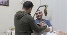 Stire din Actualitate : Zelenski îl sfidează pe Putin şi vizitează un spital unde se află militarii răniţi de ruşi