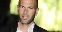 Stire din Sport : Zinedine Zidane, suspendat trei luni pentru că a antrenat fără diplomă