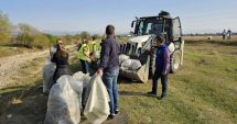 Stire din Social : Mii de angajați și voluntari au strâns tone de deșeuri în cadrul Zilei Naționale a Curățeniei