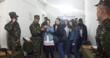 Stire din Cultură-Educație : Ziua Armatei în școli. Elevii de la Liceul "Nicolae Bălcescu" din Medgidia au vizitat o unitate militară