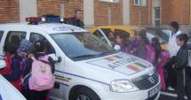 Stire din Eveniment : Elevii și polițiștii rutieriști au celebrat, împreună, Ziua României