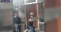 Stire din Actualitate : IMAGINILE DISPERĂRII / La Haga, alegătorii români au încercat să spargă ușa secției de votare