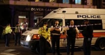 Stire din Eveniment : ATENTAT LONDRA / O mașină a intrat în mulțime. O persoană, rănită