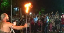 Stire din Actualitate : Momente inedite la Grădina Zoologică din Bucov. Sute de vizitatori au putut admira animalele pe timp de noapte
