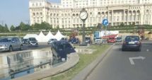 Stire din Eveniment : IMAGINEA ZILEI / Un șofer a plonjat cu mașina într-o fântână arteziană