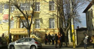 Stire din Cultură-Educație : GREVĂ LA ȘCOALA 30 DIN CONSTANȚA. Cadrele didactice sunt în fața ISJ Constanța