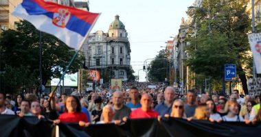 Stire din Actualitate : Mii de persoane s-au strâns la Belgrad pentru cel mai mare miting anunțat de până acum