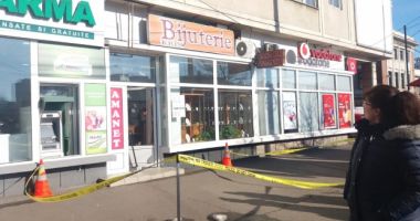 Stire din Eveniment : JAF LA O BIJUTERIE! Atacatorul, liber pe străzi, cu 1 kg aur furat