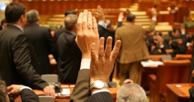Stire din Politică-Administrație : Comisiile juridice din parlament, aviz pozitiv pentru referendum