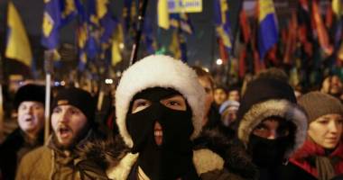 Stire din Actualitate : Mii de ultranaționaliști au defilat cu torțe la Kiev