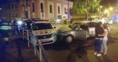 Stire din Eveniment : O șoferiță a făcut praf o mașină de Poliție. Un om al legii a fost rănit