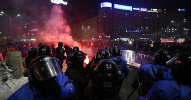 PROTESTUL SE LASĂ CU HAOS / Conflicte între jandarmi și manifestanți