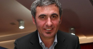 Stire din Sport : Hagi îl refuză pe Gigi Becali, în favoarea Viitorului