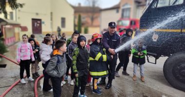 Stire din Social : Peste 1.000 de elevi pregătiți de pompieri pentru situații de urgență, la „Școala Altfel”