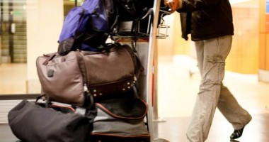 Stire din Eveniment : 30 de angajați ai unui aeroport din Franța, arestați pentru furt din bagaje
