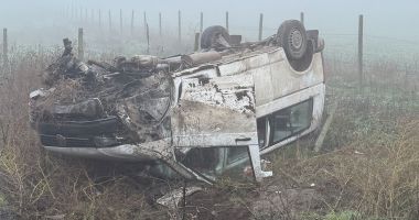 Stire din Eveniment : UPDATE Accident rutier între localitățile Pietreni și Viișoara. Un microbuz s-a răsturnat, sunt cinci victime