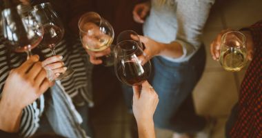 Stire din Social : Localurile publice care vând alcool minorilor vor fi amendate și vor avea activitatea suspendată