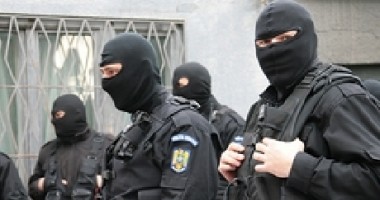 Stire din Eveniment : Șase persoane reținute pentru trafic de minori și proxenetism
