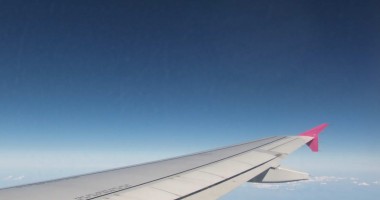 Stire din Actualitate : Aripă de avion, desprinsă în zbor