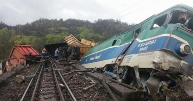 Stire din Eveniment : FOTO. UN TREN A DERAIAT ȘI MAI MULTE VAGOANE AU CĂZUT ÎN RÂPĂ. MECANICII AU MURIT