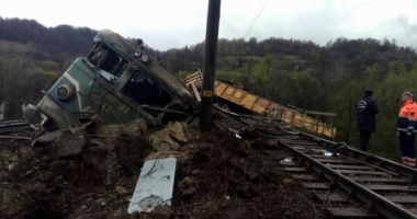 FOTO. UN TREN A DERAIAT ȘI MAI MULTE VAGOANE AU CĂZUT ÎN RÂPĂ. MECANICII AU MURIT - 5