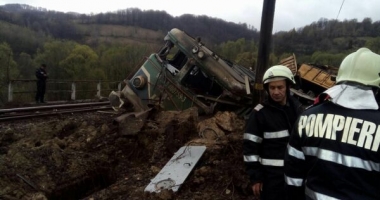 FOTO. UN TREN A DERAIAT ȘI MAI MULTE VAGOANE AU CĂZUT ÎN RÂPĂ. MECANICII AU MURIT - 6