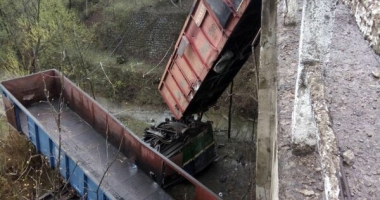 FOTO. UN TREN A DERAIAT ȘI MAI MULTE VAGOANE AU CĂZUT ÎN RÂPĂ. MECANICII AU MURIT - 7