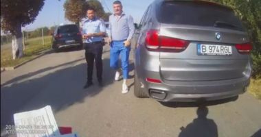 Stire din Eveniment : VIDEO. Consilierul unui deputat amenință și înjură polițiștii care l-au oprit: "Hai să-ți arăt eu cine sunt"