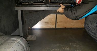 ÎNCERCAU SĂ INTRE ILEGAL ÎN ROMÂNIA! Migranți găsiți ascunși în compartimentele pentru marfă - 2