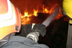 Incendiu la o clădire dintr-un complex turistic, din cauza unui trăsnet