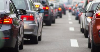 Mașină proiectată în alt autoturism, după ce un șofer nu a păstrat distanța în mers