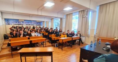GALERIE FOTO. Scriitorul Hervé Bellec față-n față cu elevii Liceului Teoretic ”Ovidius” - 4