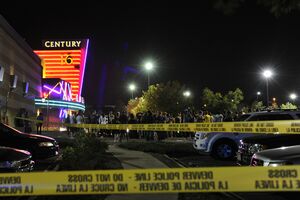 Stire din Actualitate : 14 morți și 50 de răniți în atacul armat din cinematograful din Denver