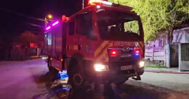 Incendiu în toiul nopții. Flăcările au cuprins o locuință și au distrus două camere - 3