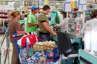 Aproape jumătate din salariul românilor se duce pe mâncare