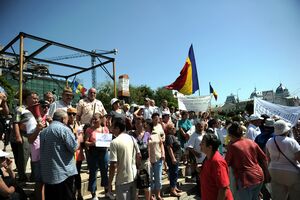 Manifestații anti și pro-Băsescu, la Universitate și la Guvern