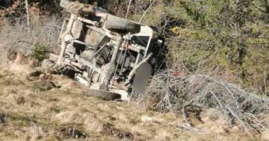 Stire din Eveniment : Un autovehicul a căzut 200 de metri într-o râpă; şoferul a fost găsit conştient