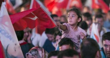 Stire din Actualitate : Explozii la un miting electoral / Doi morți, sute de răniți